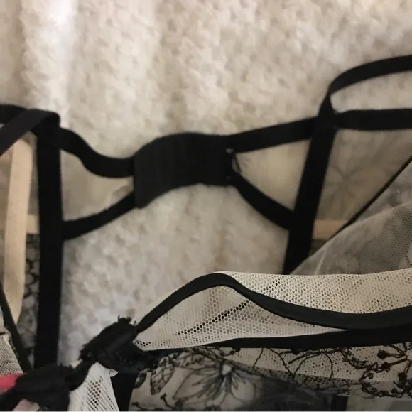 VS Victoria's Secret Lace Merrywidow Garter Corset top M/L - Picture 8 of 10